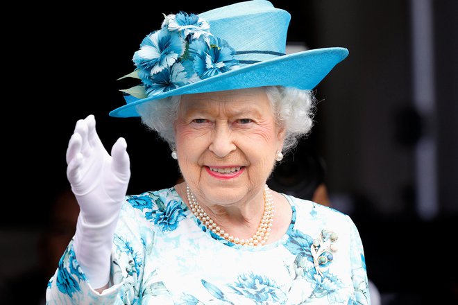 Ko naslednjič vidite kraljico mahati iz avtomobila, dvakrat preverite, ali je to res njena roka.