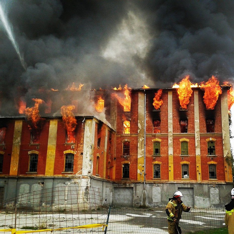 Fotografija: Tako je pred štirimi leti gorel Rakušev mlin, z ognjem se je borilo več kot sto gasilcev. FOTO: GREGOR KATIČ