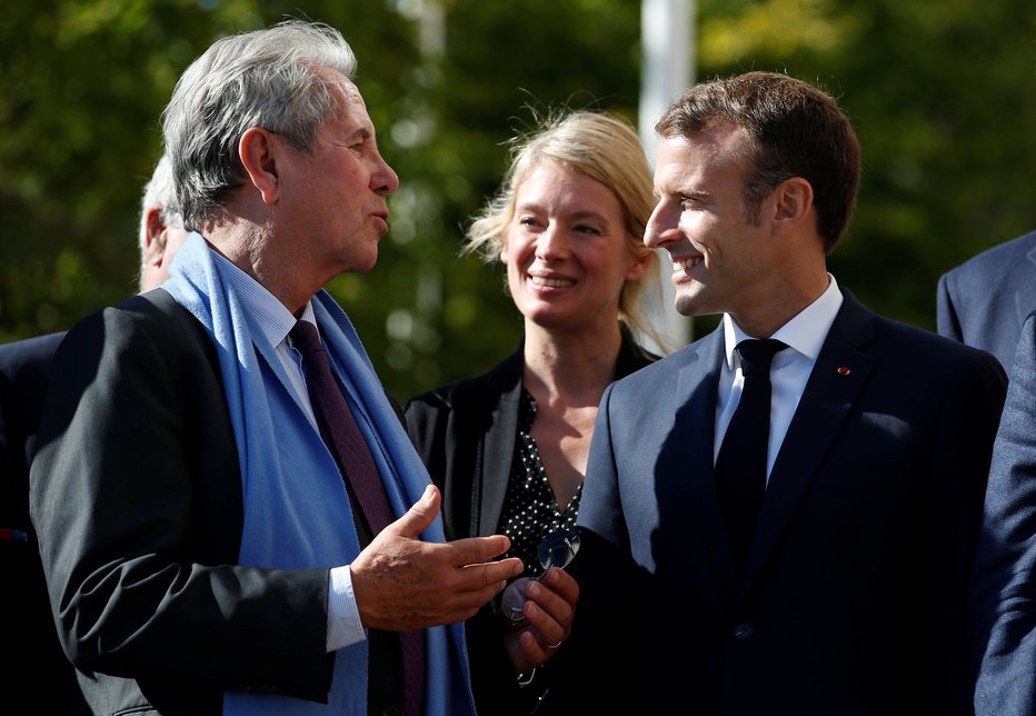 Fotografija: Emmanuel Macron (desno) v pogovoru na slovesnosti ob 60-letnici pete francoske republike. FOTO: Vincent Kessler, Reuters