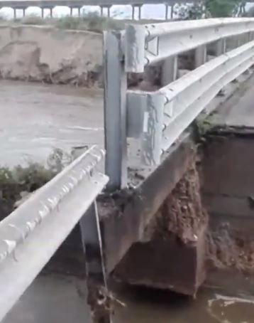 Fotografija: Zrušil se je most na Sardiniji. FOTO: Twitter, zaslonski posnetek