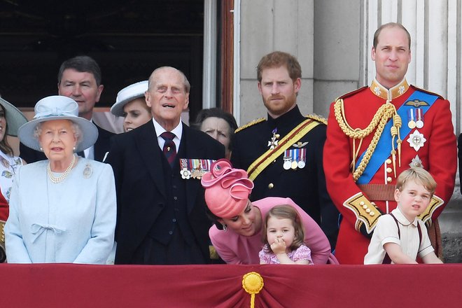 Na balkonu Buckinghamske palače se kraljevi zberejo ob pomembnejših dogodkih. FOTO: Reuters
