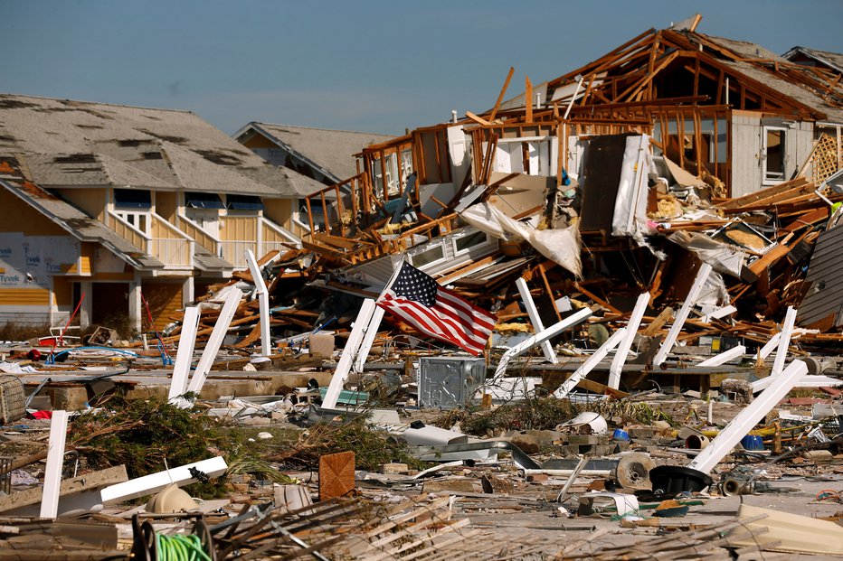 Fotografija: Ruševine otežujejo reševanje. FOTO: Reuters