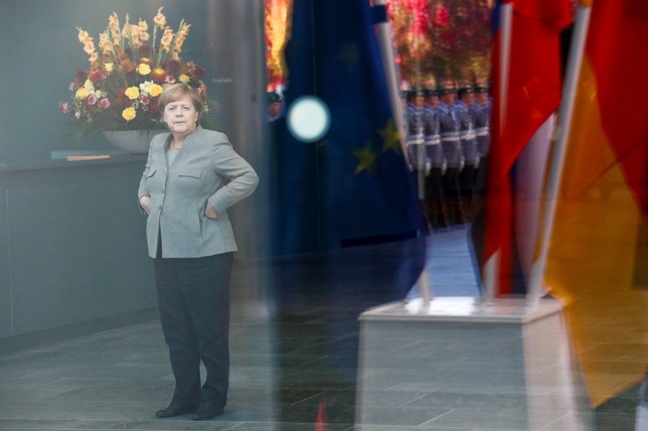 Fotografija: Nemška kanclerka Angela Merkel je takole čakala na slovenskega premierja Marjan Šarec. FOTO: Reuters