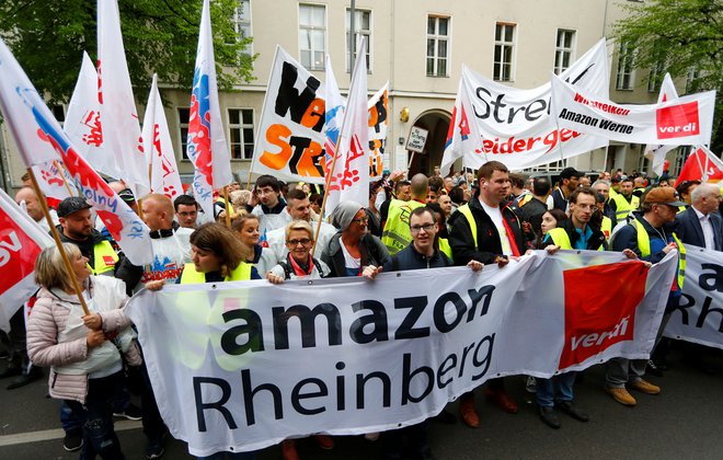 Amazonovi delavci so protestirali tudi v Nemčiji. FOTO: REUTERS