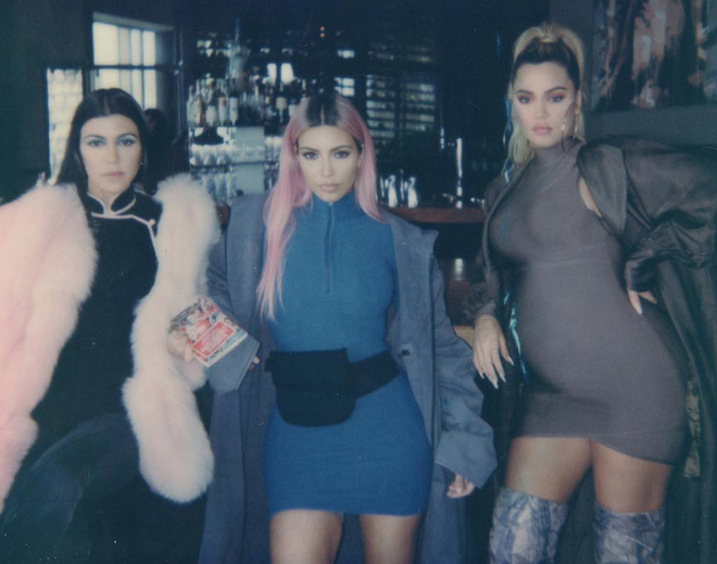 Kim s sestrama Kourtney in Khloe, ki da kazita njeno podobo. FOTO: Instagram