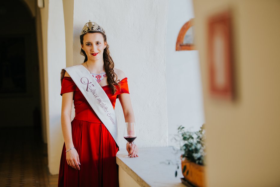 Fotografija: Kraljica metliške črnine Melanie Miketič je v Belo krajino povabila kraljice iz drugih slovenskih vinorodnih regij.