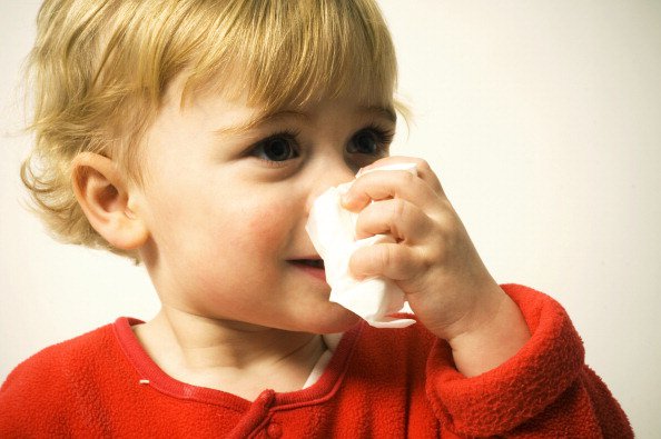 Fotografija: Majhni otroci si sami težko čistijo svoj nos. FOTO: Getty Images Uig Via Getty Images