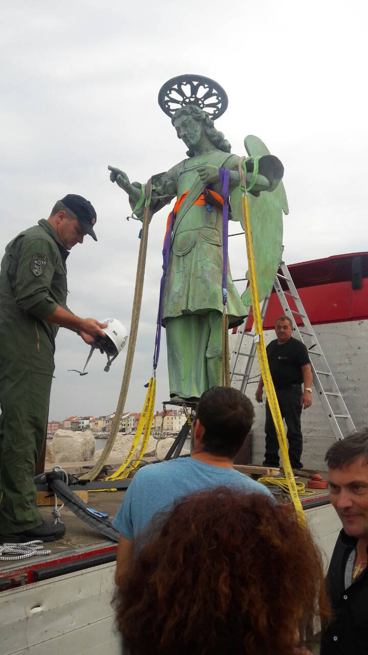 Fotografija: Kip nadangela pripravljajo za polet na zvonik. FOTO: Moni Černe, Slovenske novice