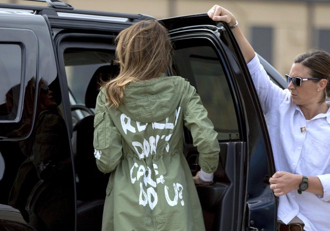 Melania Trump v prepoznavni jakni. FOTO: AP