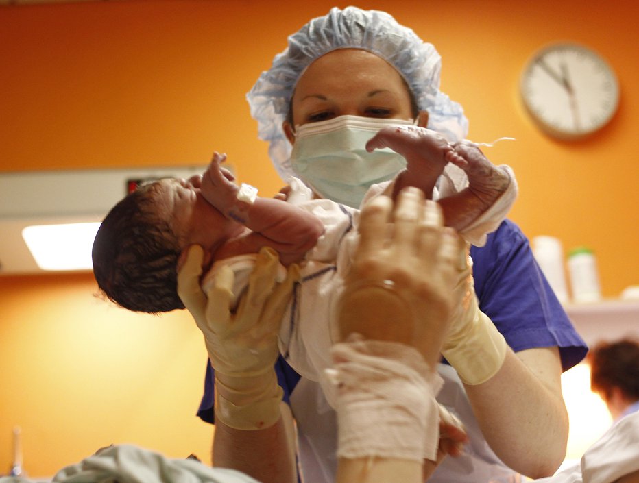 Fotografija: Mnoge imajo iz porodnišnice travmatične izkušnje. FOTO: Tomi Lombar, Delo