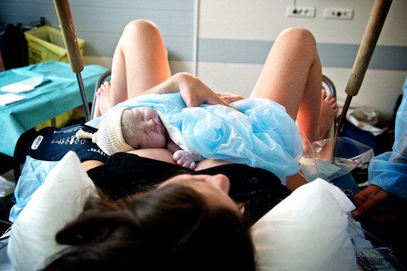 Trenutek nepopisne sreče v porodnišnici. FOTO: Getty Images, Uig Via Getty Images