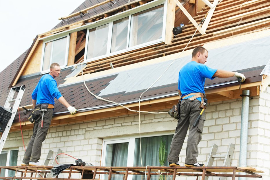 Fotografija: Pri delu na višini oziroma na strehi se praviloma privežemo in varujemo z vrvjo. FOTO: Guliver/Getty Images