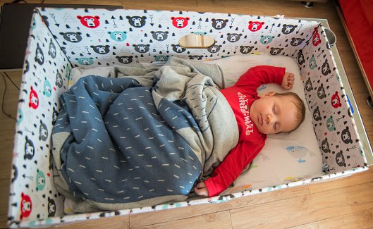 Fotografija: Dojenčki na Finskem ob rojstvu v dar dobijo kartonasto škatlo. FOTO: Getty Images