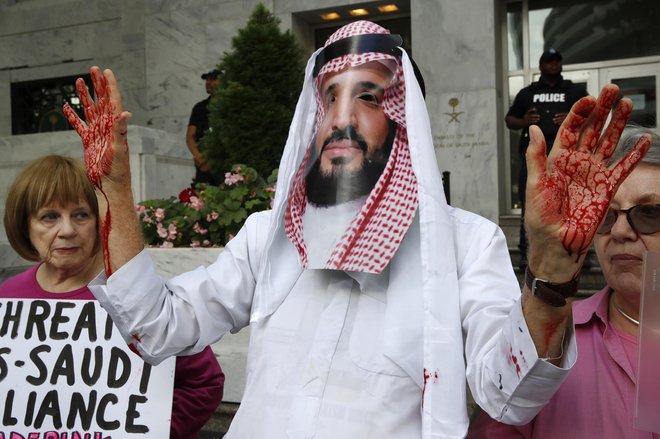 Savdska Arabija, ki jo dejansko vodi prestolonaslednik Mohamed bun Salman, se je znašla pod velikim pritiskom zaradi smrti novinarja, posredoval je celo kralj. FOTO: AP