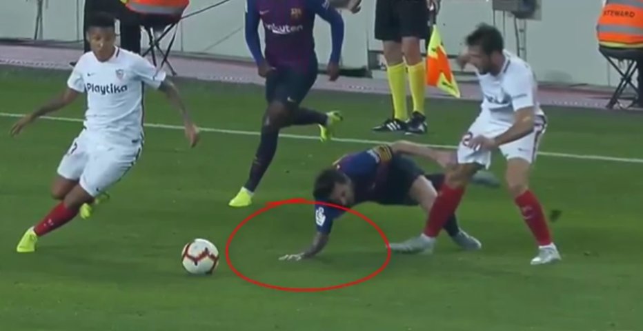 Fotografija: Trenutek v 26. minuti, ko so se uresničili najhujše nočne more navijačev Barce: Lionel Messi se je poškodoval. FOTO: Youtube