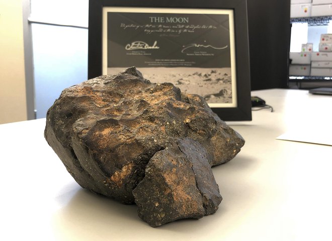 Velik kos meteorita so prodali na dražbi. FOTO: AP