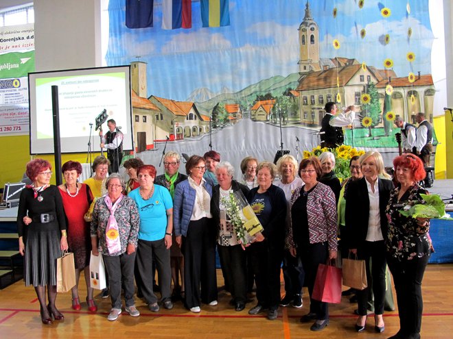 Ob zaključku srečanja je nastala skupinska fotografija predsednic osemnajstih društev po Sloveniji. FOTOGRAFIJE: Janez Kuhar