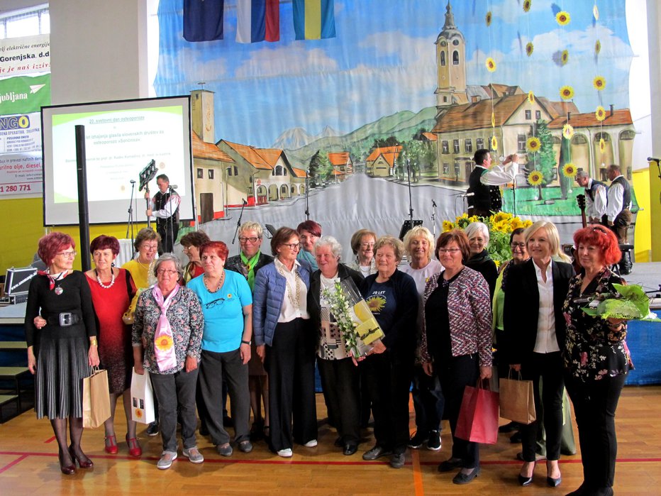 Fotografija: Ob zaključku srečanja je nastala skupinska fotografija predsednic osemnajstih društev po Sloveniji. FOTOGRAFIJE: Janez Kuhar