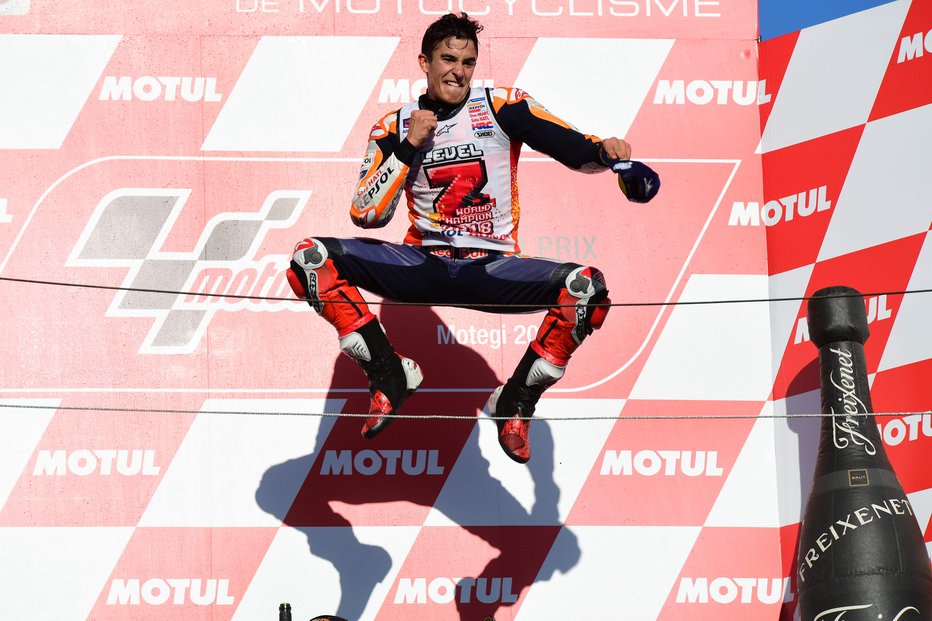 Fotografija: Marc Marquez je kar skakal od navdušenja, potem ko si je že pred zadnjimi tremi letošnjimi dirkami zagotovil novo lovoriko v razredu motoGP. FOTO: AFP