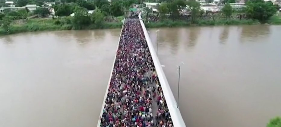 Fotografija: Karavana migrantov želi iz Hondurasa preko Gvatemale in Mehike doseči ZDA. FOTO: Youtube, zaslonski posnetek