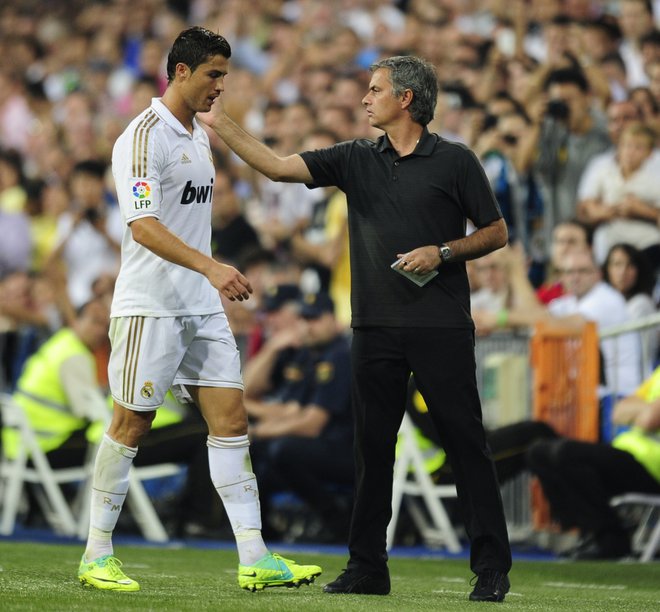 Cristiano Ronaldo in Jose Mourinho sta bila nekoč skupaj pri Realu, zdaj bosta na nasprotnih bregovih. FOTO: Afp