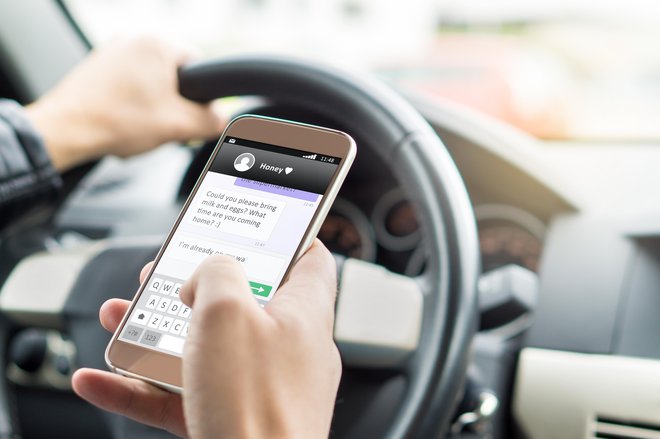 Uporaba mobilnega telefona med vožnjo se v Sloveniji kaznuje s 120 evrov. FOTO: Getty Images, Istockphoto