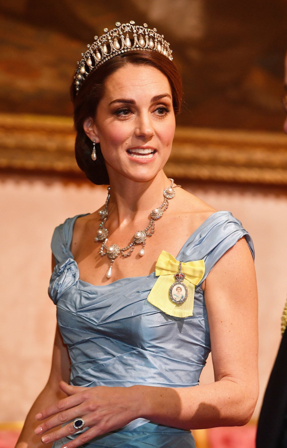 Fotografija: Kate si je nadela tiaro, ki je pripadala pokojni princesi Diani. FOTO: Reuters