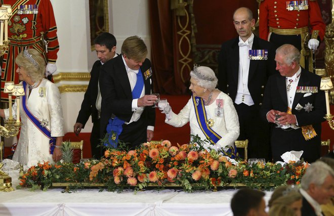 Namesto Filipa je ob kraljici sedel njen sin Charles. FOTO: AP