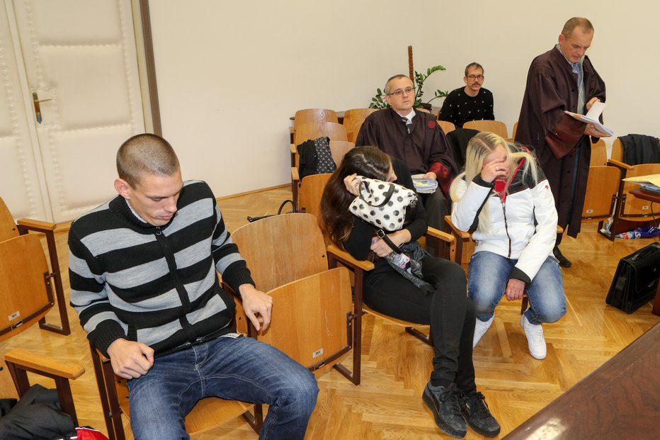 Fotografija: Včeraj so na sodišče prišli le trije obtoženi (z leve): Alen Savič, Ivona Pavlović in Daniela Sadilek. FOTO: Marko Feist