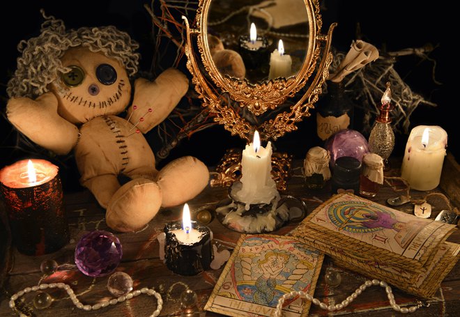 V magičnih obredih se lahko uporabljajo lutke, ki predstavljajo žrtev. FOTO: Guliver/Getty Images