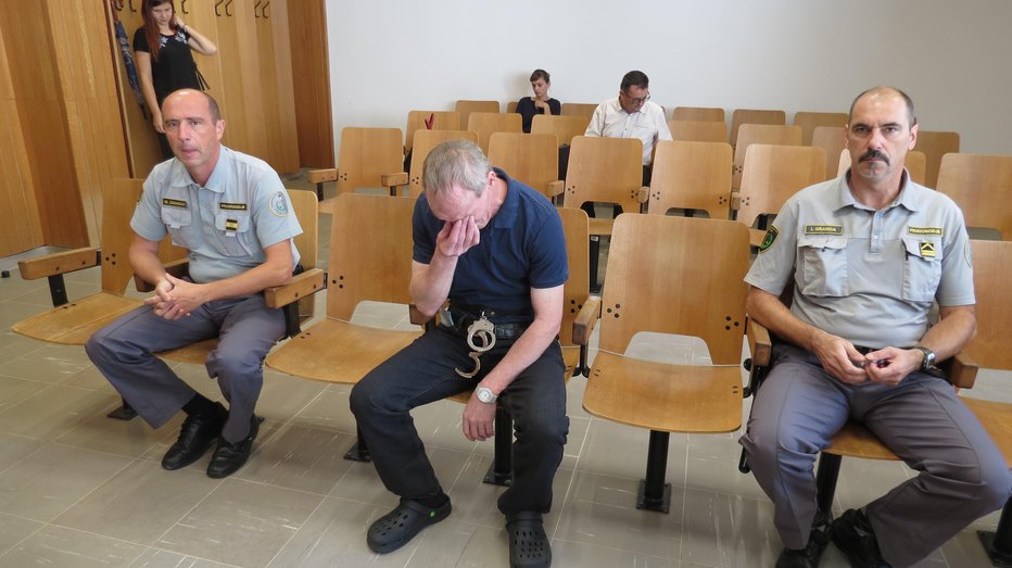 Fotografija: Štefan Juvan je med sojenjem večkrat jokal in dejanje močno obžaloval. Foto: Mateja Kotnik