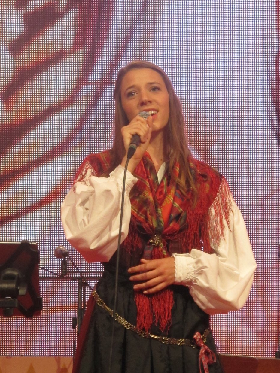 Fotografija: Monika v narodni noši na festivalu Avsenik, kjer je prvič zapela ob očetu Gregorju in ansamblu brata Saša Avsenika.