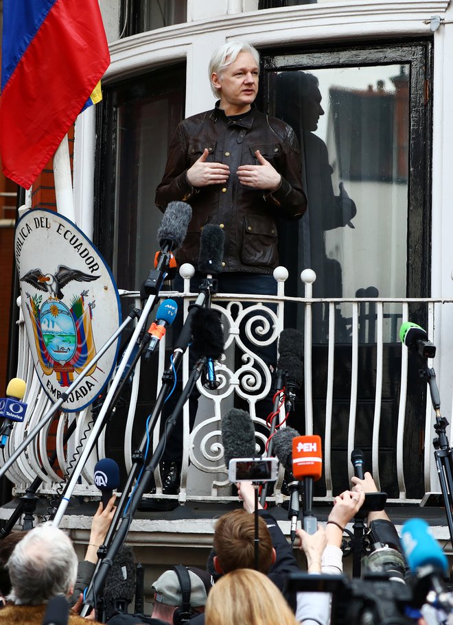 Julian Assange se je še nedavno večkrat pojavil na balkonu ekvadorskega veleposlaništva v Londonu in govoril z mediji. FOTO: Reuters