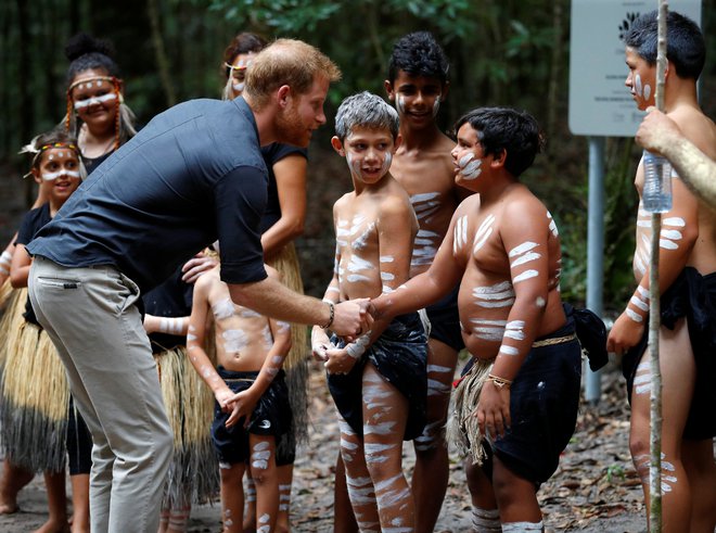 Harry je obiskal lokalno pleme na otoku Fraser, a Meghan je bila preutrujena, da bi se mu pridružila. FOTO: REUTERS