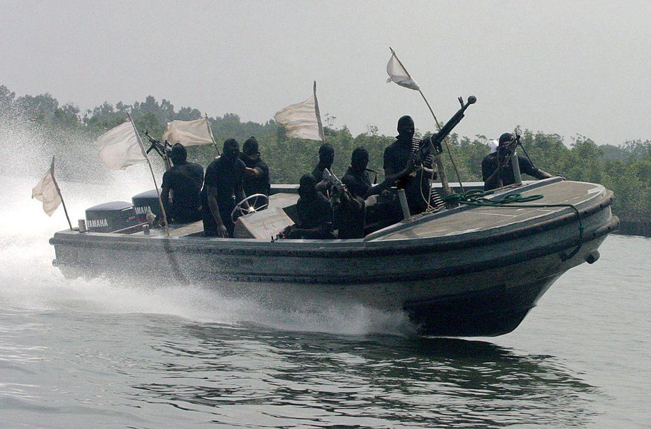 Fotografija: Oboroženi pirati so v Gvinejskem zalivu napadli švicarsko tovorno ladjo, ki ji je poveljeval Slovenec. Fotografija je simbolična. Foto: EPA
