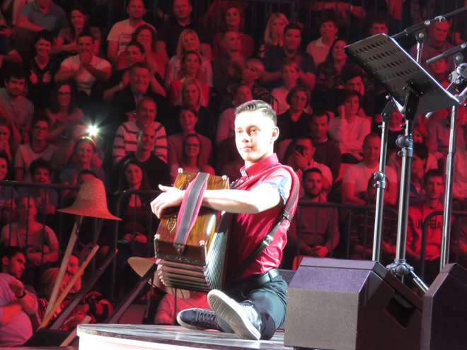Kevin Kolenc, učenec Roka Švaba, je igral harmoniko in ob tem naredil špago na odru.