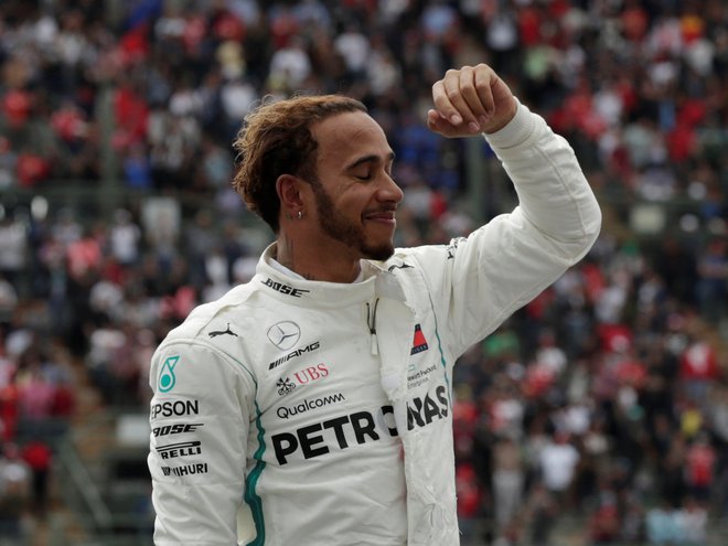 Lewis Hamilton je po novem naslovu v petih nebesih. FOTO: Reuters