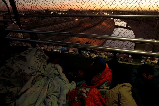 Migranti so se nastanili kar na mednarodnem mostu med Mehiko in ZDA. FOTO: Jose Luis Gonzalez, Reuters
