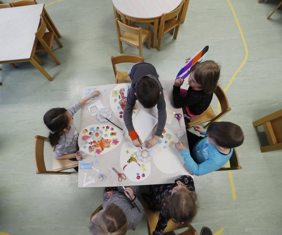 Fotografija: Otroci izdelujejo voščilnice. FOTO: Leon Vidic, Delo