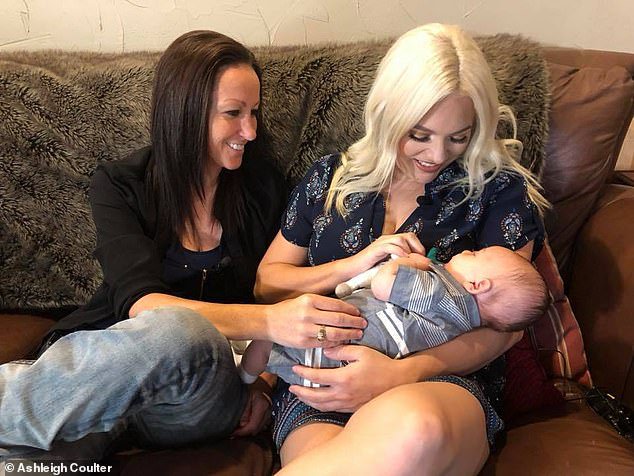 Fotografija: Ashleigh in Bliss Coulter sta obe nosili svojega sina. FOTO: Daily Mail, osebni arhiv