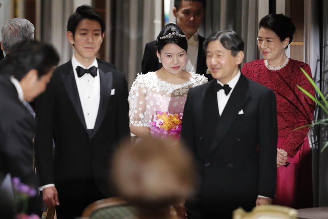 Mladoporočencema sta se na sprejemu pridružila princ Naruhito in princesa Masako, bodoča cesar in cesarica. Foto: AP