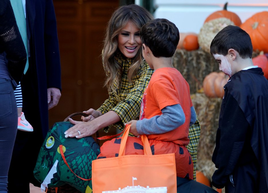 Fotografija: Ameriška prva dama Melania Trump ob praznovanju noči čarovnic. FOTO: Joshua Roberts, Reuters