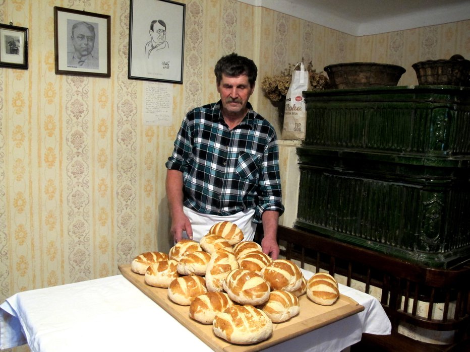 Fotografija: Danetovi hlebčki so čakali na prve obiskovalce Borštnikove domačije. FOTO: Janez Kuhar