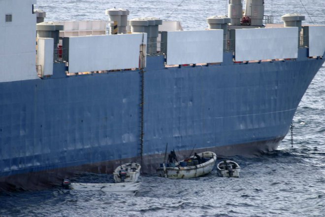 Pirati so se pripeljali s čolni in splezali na ladjo (simbolična fotografija). FOTO: Reuters