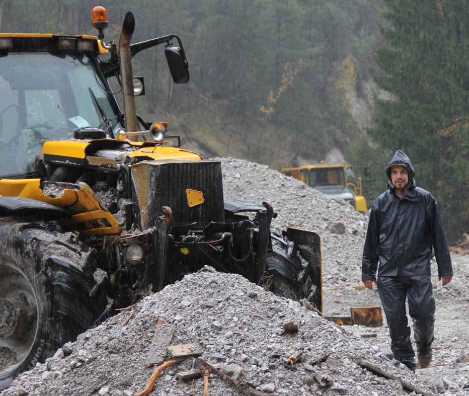 Fotografija: Boštjan Kunšič ob uničenem traktorju, iz katerega je bežal.