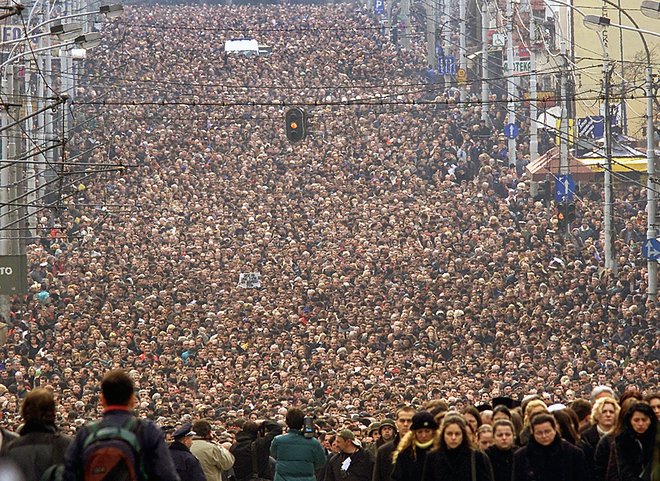 Pogreba Đinđića v Beogradu se je udeležila nepregledna množica ljudi. FOTO: Reuters