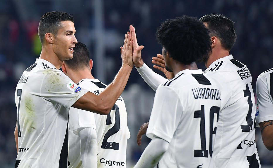 Fotografija: Cristiano Ronaldo (levo) se v dresu Juventusa veseli zmag s soigralci. Foto: AP