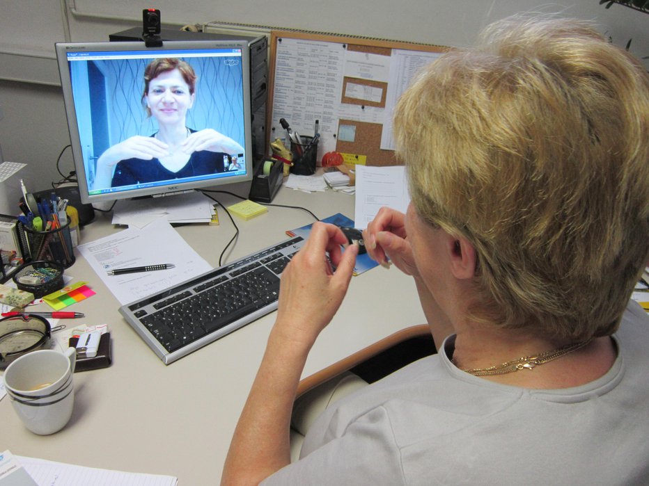 Fotografija: Klicni center za osebe z okvaro sluha ima že 476 registriranih uporabnikov. FOTO: Natalija Mljač