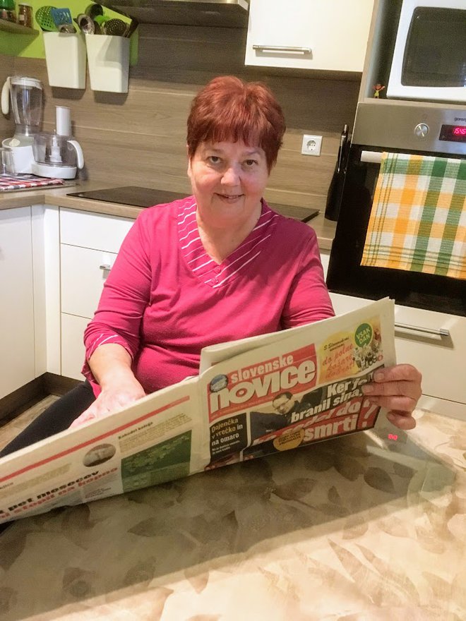 Vsako jutro prebere Slovenske novice, ki jih imata z možem naročene že leta. FOTO: Jaroslav Jankovič