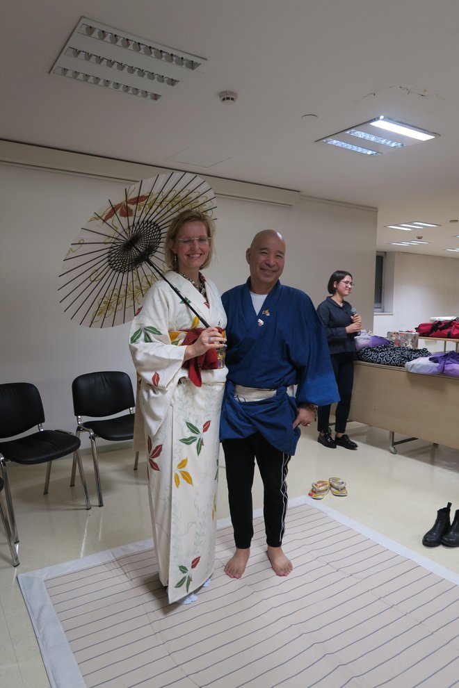 Kimono v Ginzo dizajnu - model v družbi mojstra Nobuakuja Tomite FOTO: Janez PetkovŠek